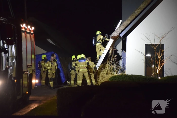 Vuurwerk belandt in rietenkap