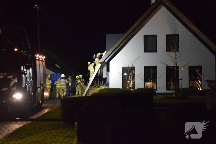 Vuurwerk belandt in rietenkap
