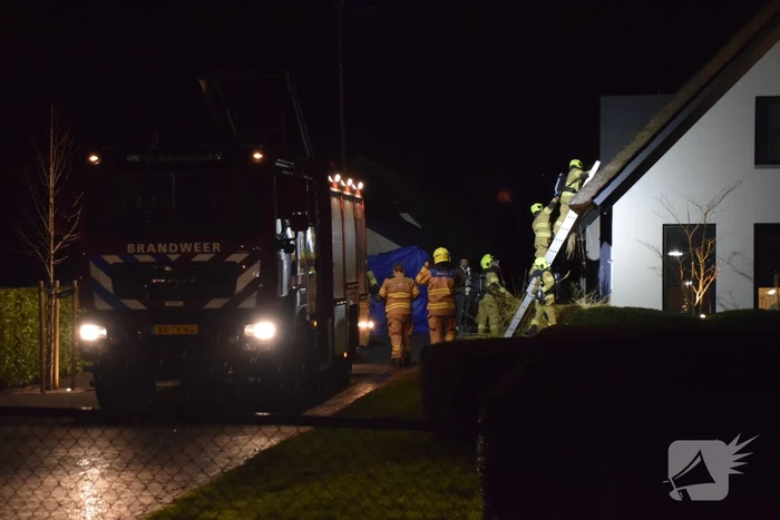 Vuurwerk belandt in rietenkap