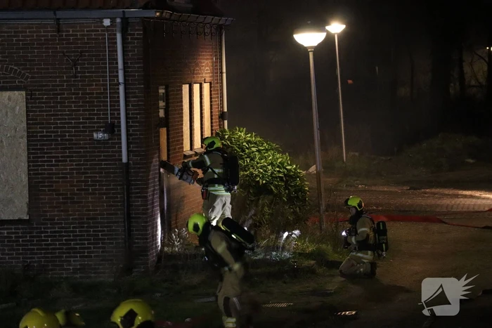 Grote uitslaande brand verwoest woning