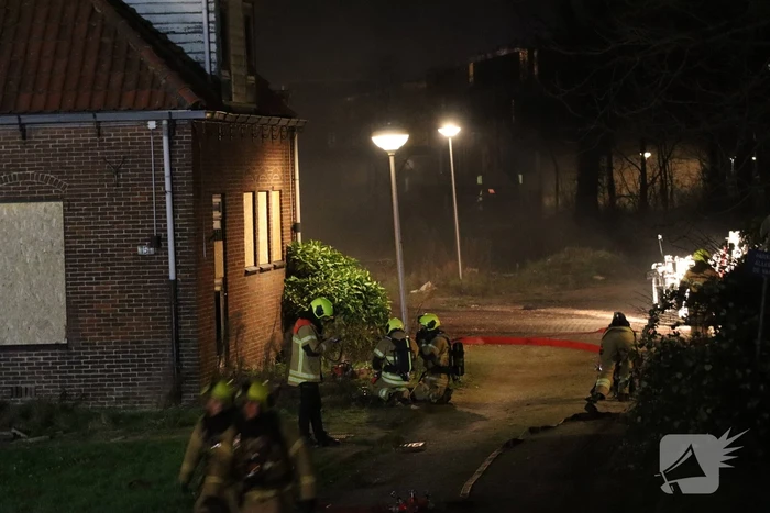 Grote uitslaande brand verwoest woning