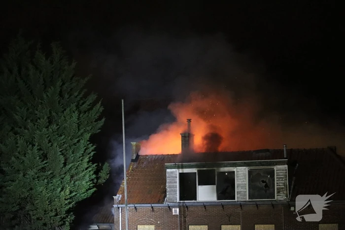 Grote uitslaande brand verwoest woning