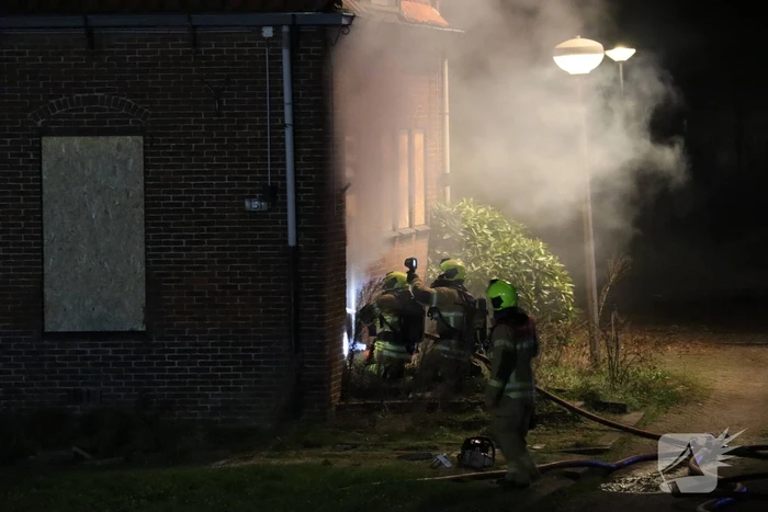 Grote uitslaande brand verwoest woning