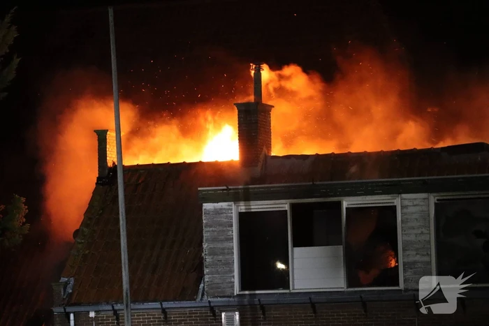 Grote uitslaande brand verwoest woning