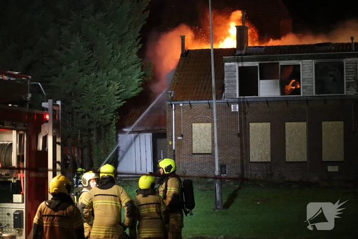 Grote uitslaande brand verwoest woning