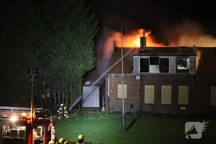 Grote uitslaande brand verwoest woning