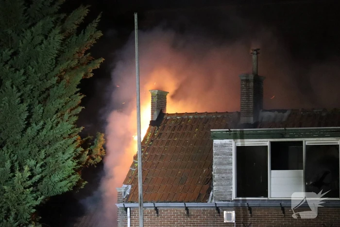 Grote uitslaande brand verwoest woning