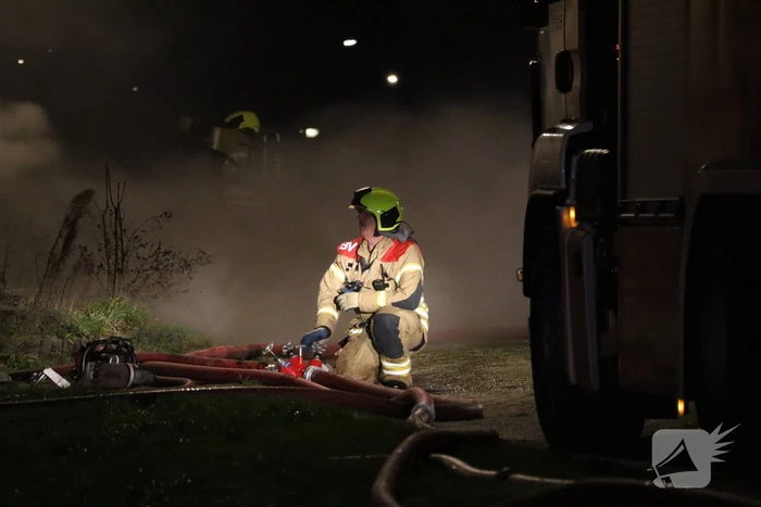 Grote uitslaande brand verwoest woning