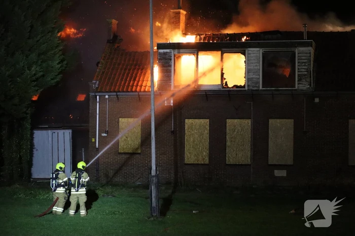 Grote uitslaande brand verwoest woning