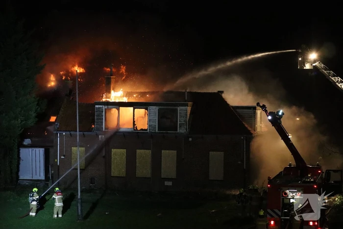 Grote uitslaande brand verwoest woning