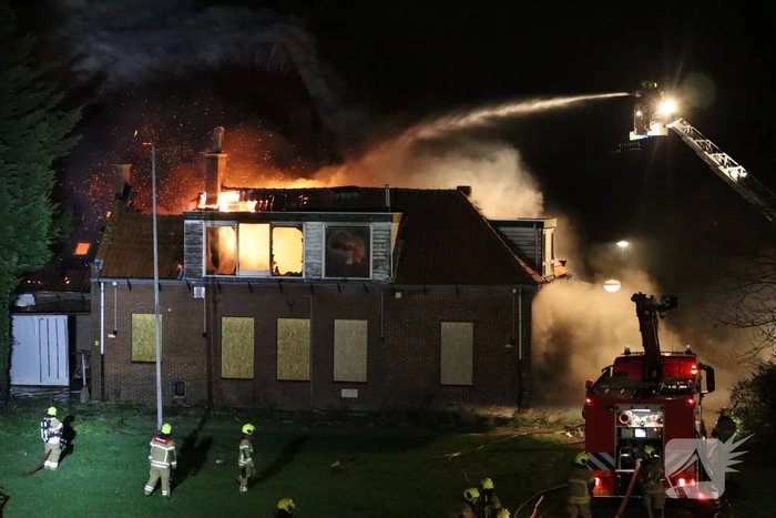 Grote uitslaande brand verwoest woning