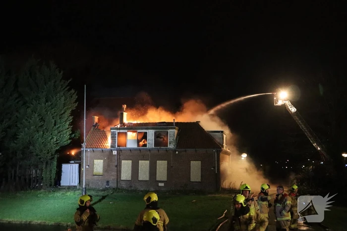 Grote uitslaande brand verwoest woning