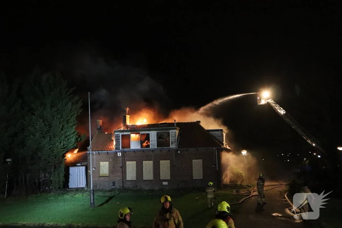 Grote uitslaande brand verwoest woning