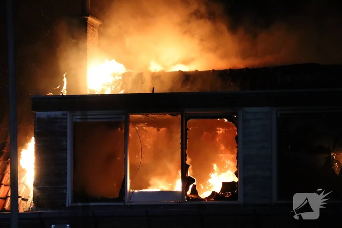 Grote uitslaande brand verwoest woning