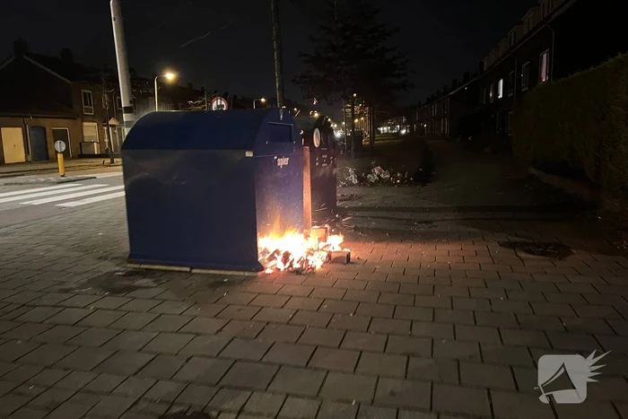 Brandweer blust rotzooi tussen containers