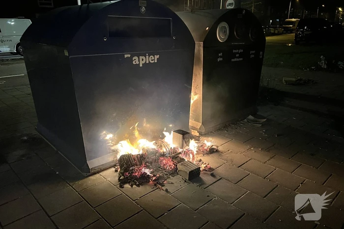 Brandweer blust rotzooi tussen containers