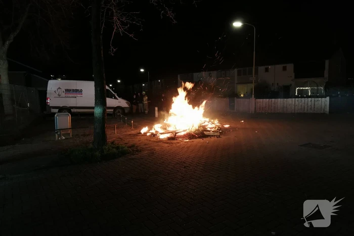 Brandweer blust berg afval