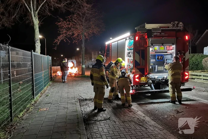 Brandweer blust berg afval