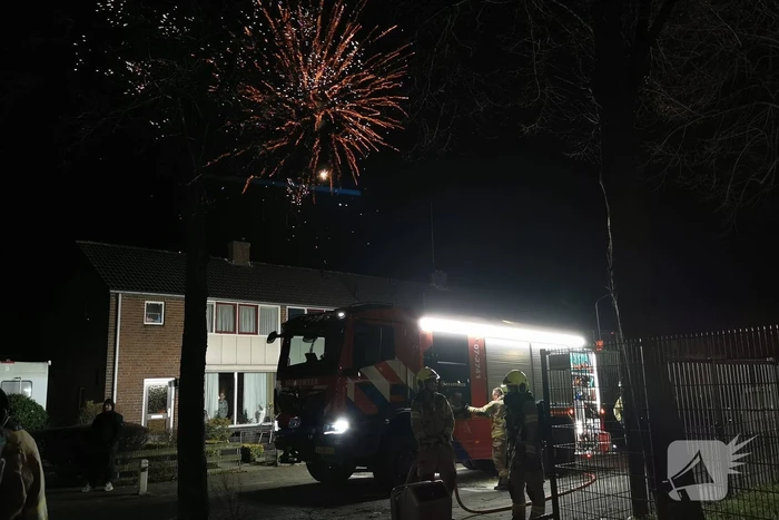 Brandweer blust berg afval