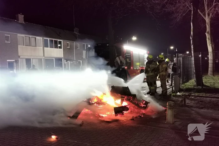 Brandweer blust berg afval