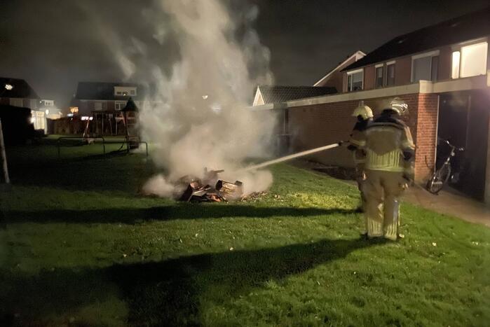 Brandweer blust buitenbrand