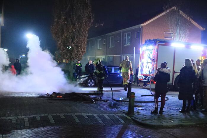 Pallets in brand op kruising