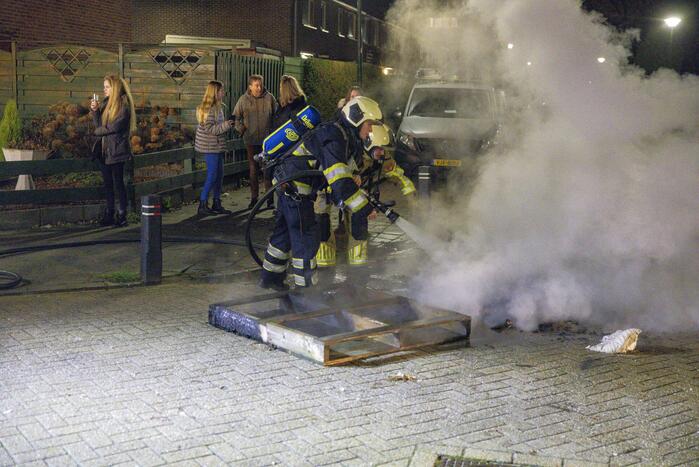 Pallets in brand op kruising