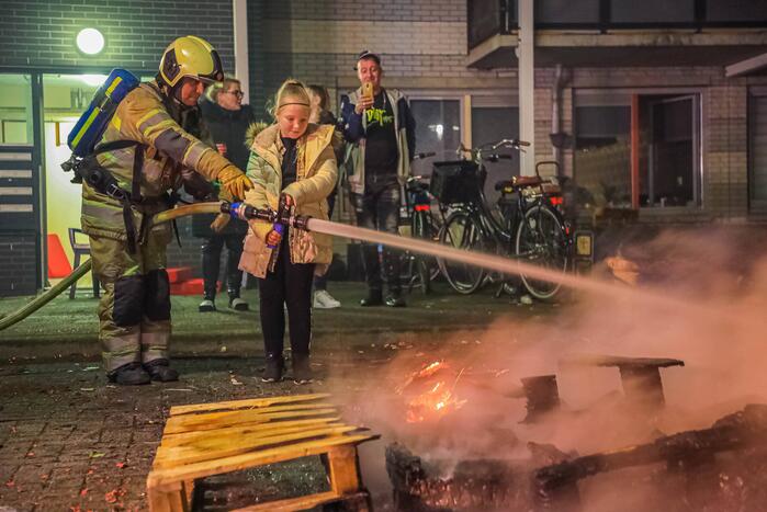 Kinderen helpen brandweer met blussen van buitenbrand