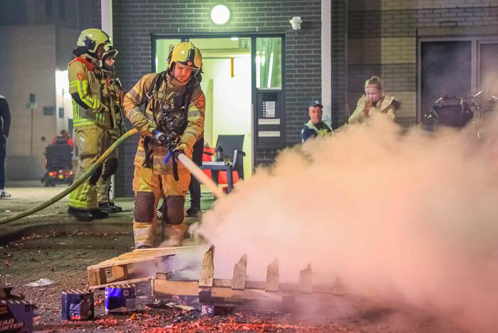 Kinderen helpen brandweer met blussen van buitenbrand