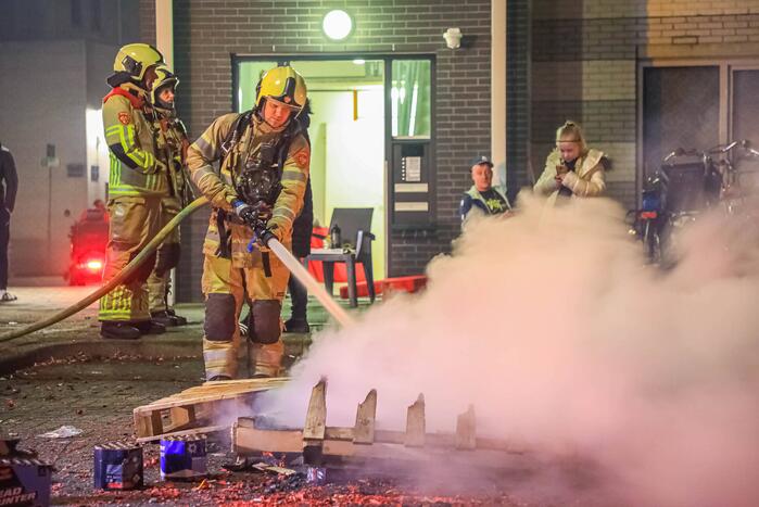 Kinderen helpen brandweer met blussen van buitenbrand