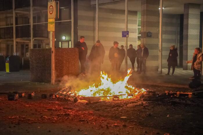 Kinderen helpen brandweer met blussen van buitenbrand