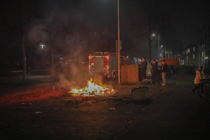 Kinderen helpen brandweer met blussen van buitenbrand