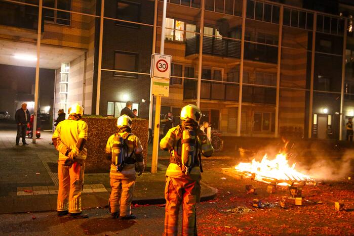 Kinderen helpen brandweer met blussen van buitenbrand