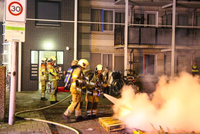 Kinderen helpen brandweer met blussen van buitenbrand