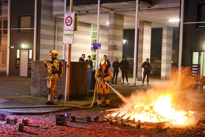 Kinderen helpen brandweer met blussen van buitenbrand