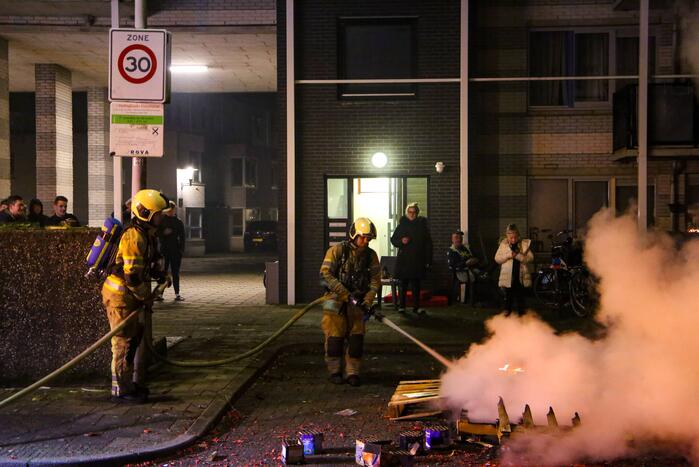 Kinderen helpen brandweer met blussen van buitenbrand