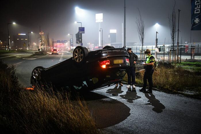 Auto vliegt uit de bocht en belandt op op zijn kop