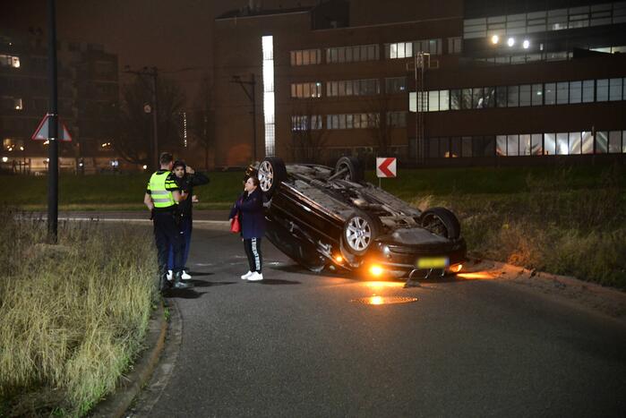 Auto vliegt uit de bocht en belandt op op zijn kop