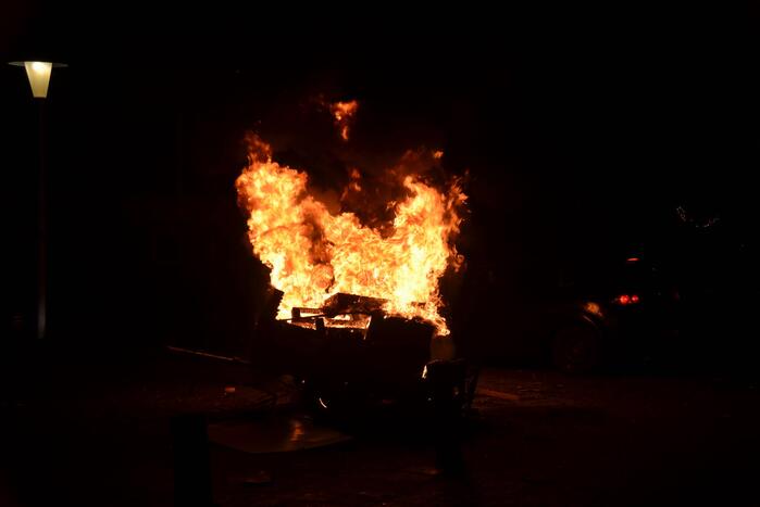 Aanhanger met afval in brand