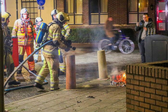 Brandweer blust smeulende vuurwerkresten