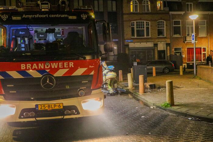 Brandweer blust smeulende vuurwerkresten