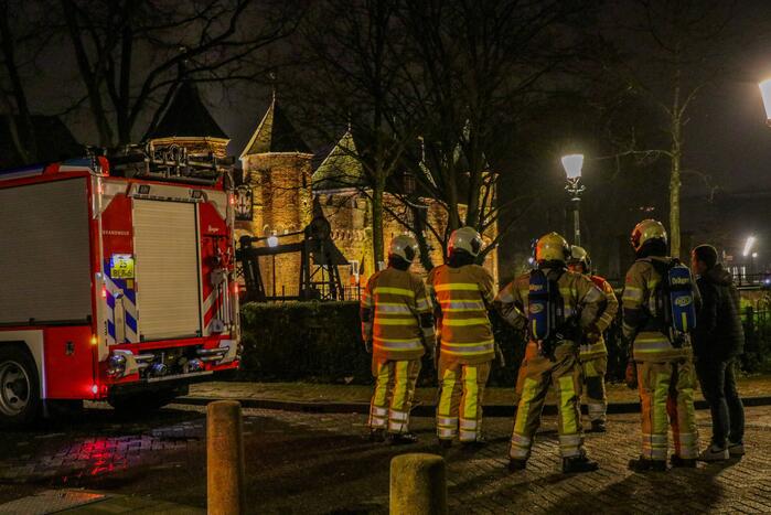 Brandweer blust smeulende vuurwerkresten