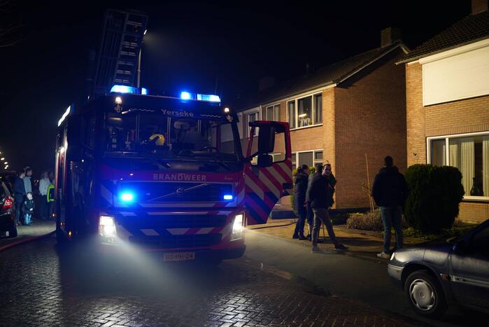 Brandweer blust brand bij woning