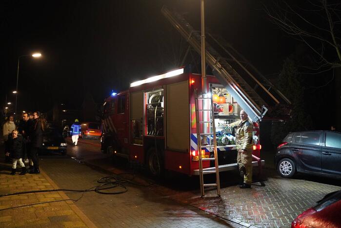 Brandweer blust brand bij woning