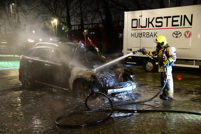 Voorkant van auto verwoest door brand