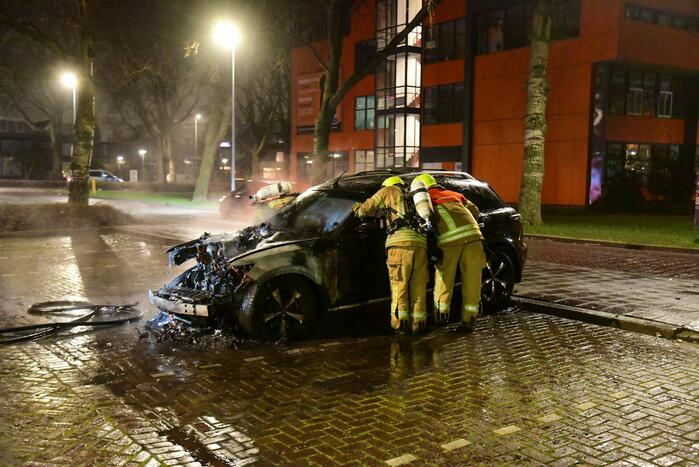 Voorkant van auto verwoest door brand