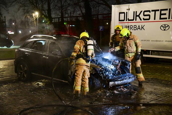 Voorkant van auto verwoest door brand