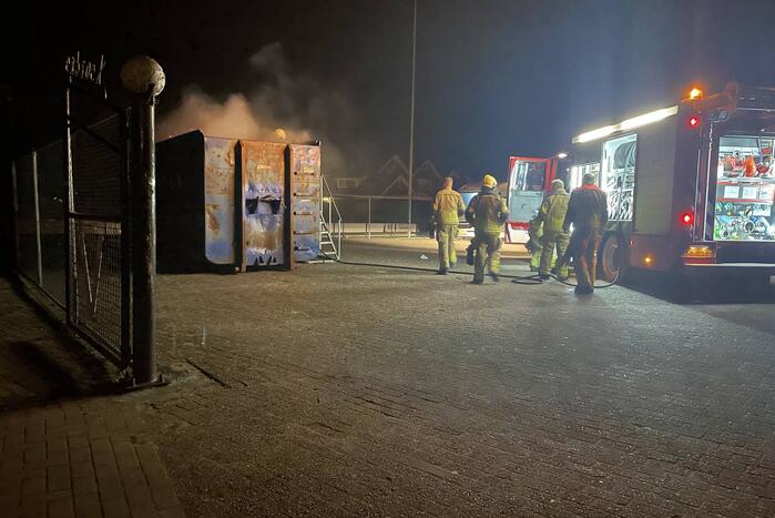 Brandweer blust brand in papiercontainer