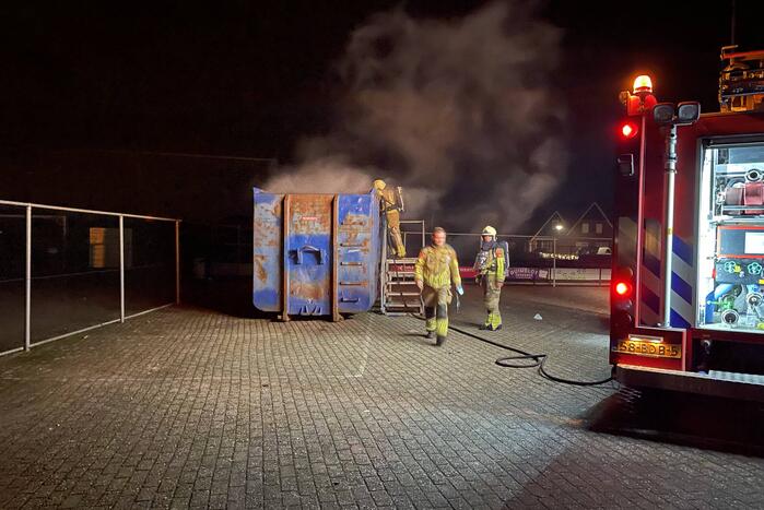 Brandweer blust brand in papiercontainer