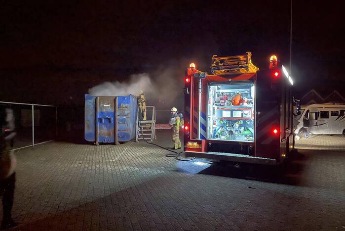 Brandweer blust brand in papiercontainer